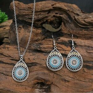 NWOT - Intricate Silver and Blue Pendant Necklace Set